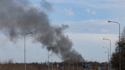 第聂伯罗机场遭攻击，当地时间周日冒出浓烟。（图取自法新社）