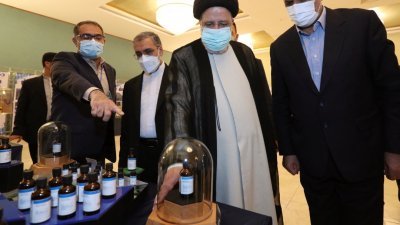 伊朗总统莱希（右2）上周六在伊朗原子能组织主席伊斯拉米（右）陪同下，出席在首都德黑兰举行的“核技术日”活动。（图取自伊朗总统/法新社）