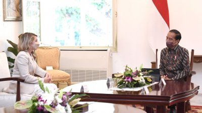 加拿大外长乔利（左）周一在印尼首都雅加达的总统府，与印尼总统佐科进行会谈。（图取自印尼总统府/路透社）