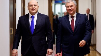 俄罗斯总理米舒斯金（左）与俄罗斯国家杜马议长沃洛金（右）于本月7日，在议会未开始前一同走在下议院的走道上。（图取自俄罗斯卫星社/路透社）