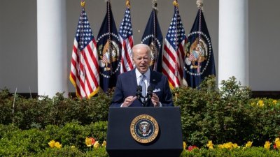 美国总统拜登于当地时间周一，在白宫玫瑰园举行的一场关于枪支暴力的活动中讲话。（图取自法新社）