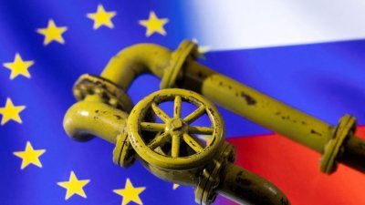 图为一个3D打印的天然气管道被放置在欧盟和俄罗斯国旗上。（图取自路透社档案照）