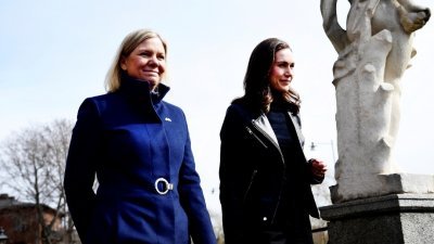 芬兰总理马林（右）于周三抵达瑞典首都斯德哥尔摩与首相安德森（左）会面，2人在会议前一同散步。（图取自瑞典TT通讯社/路透社）