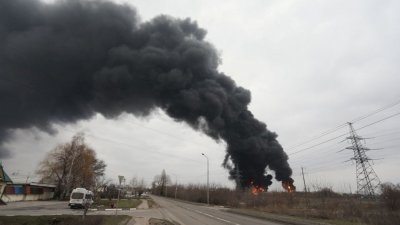 图为今年4月1日位于俄罗斯境内别尔哥罗德市的一个燃料库著火，冒出滚滚浓烟。乌克兰外交部当天否认乌军袭击别尔哥罗德的油库。（图取自BelPressa/路透社）