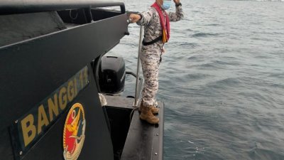 Banggi 11号艇海执官员搜寻两失踪者。