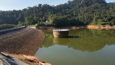 亚依淡水坝在今年1月1日的有效水量是89.3%，惟截至4月15日，有效水量仅剩39.0%。