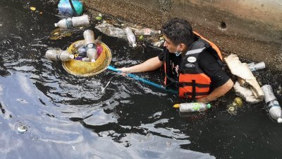 谢晋文曾于4月14日跳入槟榔河，并清理河内的垃圾，以向希盟槟州政府抗议没兑现美化槟榔河的承诺。