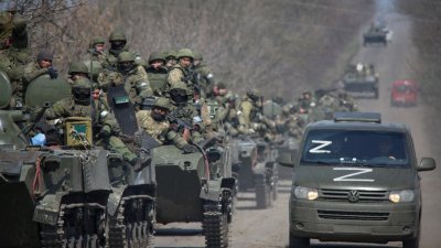 乌克兰当地亲俄的军队乘坐装甲车，周五通往马里乌波尔市。（图取自路透社）