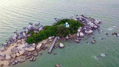 槟城的老鼠岛（Pulau Tikus），就只是一个小小岩石岛，岛上建有槟城四座灯塔之一。