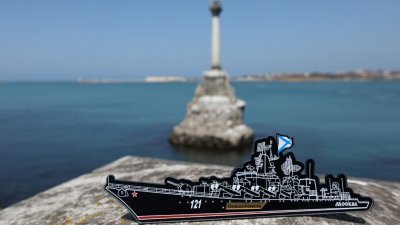 周五，在克里米亚塞瓦斯托波尔市的一个堤岸上，有人放了一枚俄罗斯导弹巡洋舰“莫斯科”号的磁铁纪念它。（图取自路透社）
