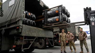 图为2月11日，乌克兰军人在一辆卡车上装载便携式的标枪（Javelin）反坦克导弹，这是美国向乌克兰提供的军事援助武器。（法新社档案照）