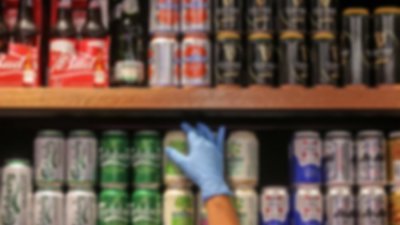申请迷你市场营业执照的新业者，若要售卖酒精饮料，必须先取得县署发出的卖酒执照。（档案照）