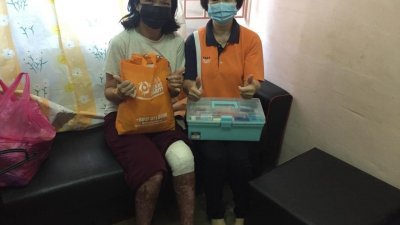 王秀莲（左）感谢社会人士一年来提供医疗和金钱上的援助，鼓励她重新站起来。（照片由受访者提供）