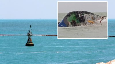 一艘运油船在突尼斯加贝斯海岸沉没，该船沉没的海域附近于上周日设置了屏障阻止油污扩散。（图取自路透社/突尼斯国防部/法新社）