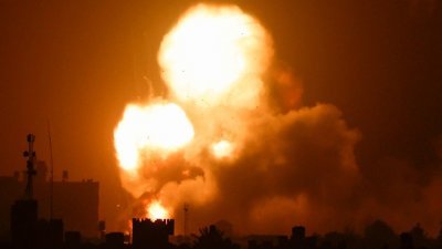 以色列周二对加沙地带发动空袭，火光与浓烟四起。（图取自路透社）