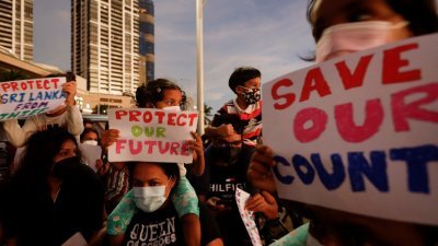 斯里兰卡经济危机导致必需品短缺。上周五随同大人到总统府秘书处示威的孩子，手上拿著标语卡，上面分别写著“拯救我们的国家”、“保护我们的未来”和“从盗贼手中保卫斯里兰卡”。（图取自路透社）