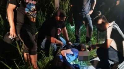 警方于周三晚在一棕油园，逮捕2名从扣留营逃走的罗兴亚难民。（图取自马新社）