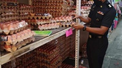 马六甲贸消局执法人员检查鸡蛋价格和品质。（照片取自网络）