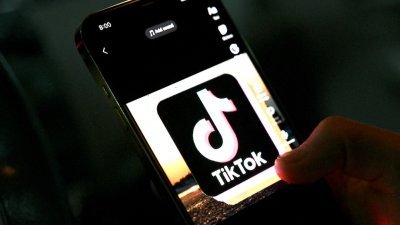 阿富汗首都喀布尔一名青年使用的手机上，出现短影音分享应用程式TikTok的画面。（图取自法新社）