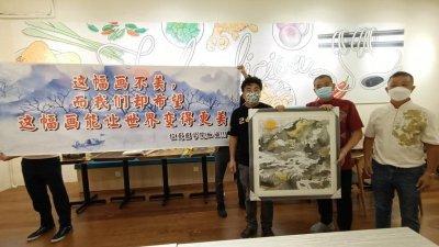 谢晋文（右3）作画“槟州笑傲江湖”，希望为拉曼大学医院筹款；右2为陈德钦。