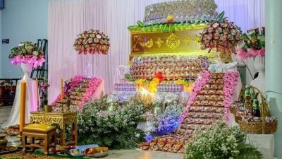 老翁的葬礼改用泡面、热巧克力、卫生纸等食物和物品取代鲜花，场面看上去仍相当盛大。(图取自网络)