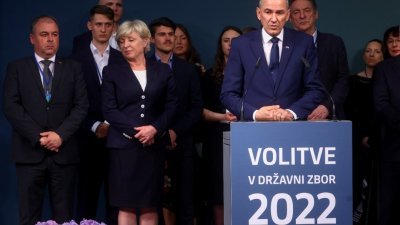 斯洛文尼亚总理扬萨于周日投票结束后，在首都卢布尔雅那发表讲话。（图取自路透社）