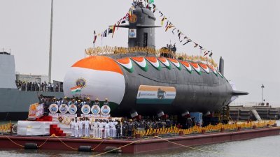 印度“75号计划”打造的6艘鲉鱼级（Scorpene）柴油动力潜舰中，最后一艘“瓦格希尔号”号（INS Vagsheer）上周三在孟买马扎贡船坞造船厂举行下水仪式，过后将进行海上试航，预计2024年初交舰服役。（图取自路透社）