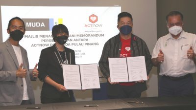 张李建（左起）、陈伊敏与ACTnow创办人林顺成签署备忘录，并由掌管槟州地方政府事务的行政议员佳日星见证。