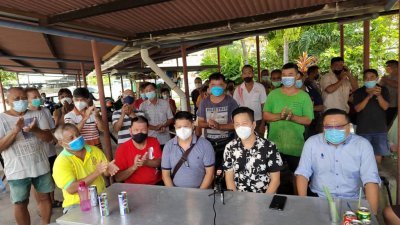 罗明亮（坐排左3起）与胡栋强等人，于周一召开记者会，炮轰槟岛市政厅无法解决宰猪机器故障问题。
