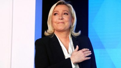 法国总统大选投票结果周日出炉后，极右派候选人玛琳勒庞发表演说时眼含泪光，脸上掩盖不了失望之情。（图取自路透社）