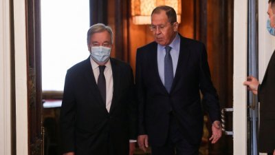 俄罗斯外交部长拉夫罗夫（右）与联合国秘书长古特雷斯（左）于周二在莫斯科会面。（图取自路透社）