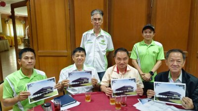 黄瑞林（前排右2）与隆雪果农公会理事手执马来西亚果农总会的会所概念图，希望早日完成计划，前排左起为锺旺添、黄运新与邓赐安。