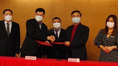 森美兰中医中药联合会与爱心专科医院签署合作备忘录，由郑振胜（左3）见证。左起为文业景、罗永健、刘志文及王秋频。