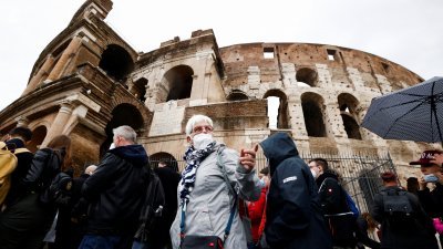 意大利放宽了防疫管制，位于首都罗马的地标斗兽场前可见人们排队等候入场。（路透社档案照）