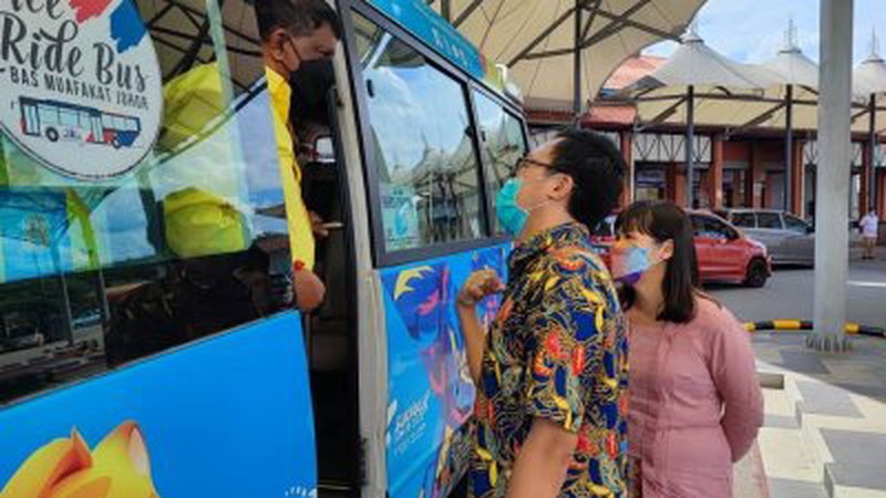 黄勃扬（中）与张念群（左）到古来巴士总站视察，了解巴士服务不足情况。