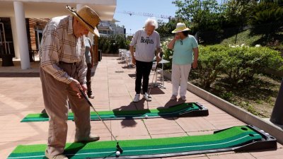 法国一家养老院的老人们，打迷你高尔夫球消磨时间。（路透社档案照）