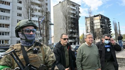 联合国秘书长古特雷斯（右2）周四造访基辅郊外的博罗季安卡，俄军被指控在占领该镇时屠杀平民。（图取自法新社）