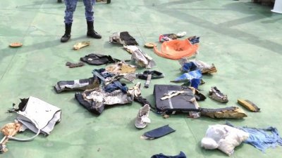 埃及航空MS804班机2016年5月19日在地中海坠毁，搜索团队在海上捞出残骸和乘客的遗物。（法新社档案照）