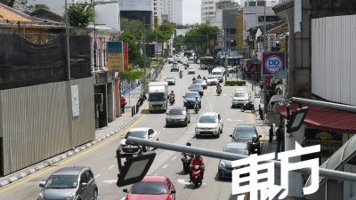 槟榔律道路虽然车流量多，但是并未出现塞车形象，交通仍然顺畅。