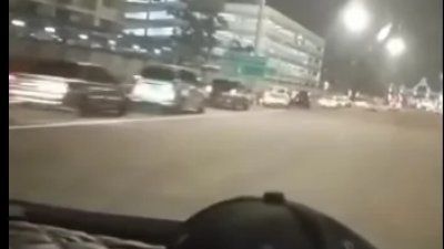 一名网民在社交媒体发布一则视频，显示当他周五晚使用南北大道经过槟威中柔府收费站前，看到数十辆轿车停放在大道旁。