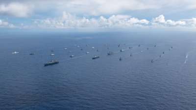 美国海军舰艇于上周四在环太平洋军事演习期间编队航行。（图取自法新社）