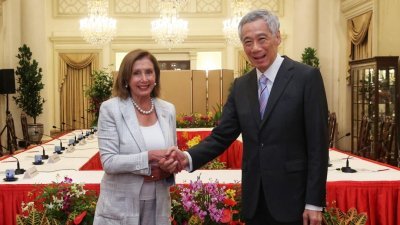 新加坡总理李显龙（右）周一与到访的美国众议院长佩洛西，在总统府进行会谈期间合照。（图取自Mohd Fyrol官方摄影师/通讯和信息部/路透社）