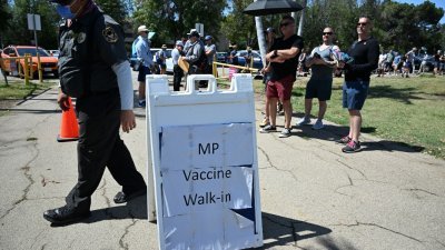 在美国加州洛杉矶恩西诺社区的巴尔博亚体育中心外，民众上月27日在排队等候接种猴痘疫苗。（图取自法新社）