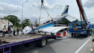 失事小型飞机残骸已被吊起，随著被载离现场。 （取自网络）