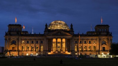 德国国会响应节能运动，大厦在夜间不开灯，减少照明。（图取自路透社）
