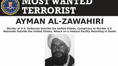 “基地”恐怖组织头目扎瓦赫里出现在美国联邦调查局通缉海报上，总统拜登证实他在周末被无人机击杀。（图取自美国联邦调查局/路透社）