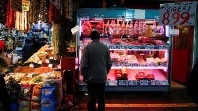 民众在土耳其首都安卡拉的一家肉店外观察价格。（路透社档案照）