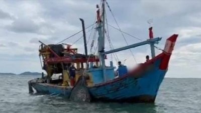 霹雳州海事执法机构将涉及的船只带往实兆远甘榜阿仄的水警码头，以进行逮捕和调查程序。（图取自大马海事执法机构面书）