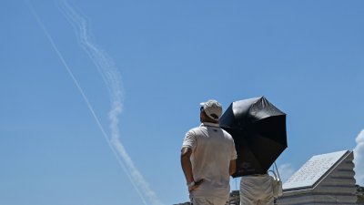 在中国福建省平潭岛，游客可见到中国军方发射导弹后在天空中留下的浓烟。（图取自法新社）