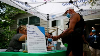 有美国民众于7月15日到访纽约的诺斯维尔护理中心，接种猴痘疫苗。（路透社档案照）
